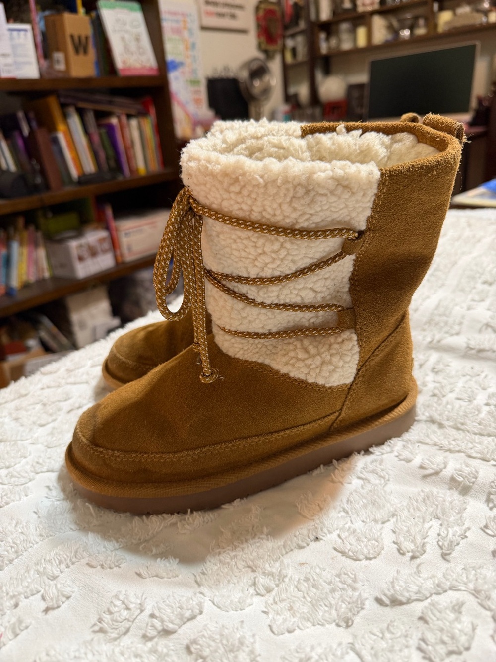 Kids Ugg Koolaburra Boots Size 1 Brown Winter Boots with White Panel in Front - Picture 4 of 8